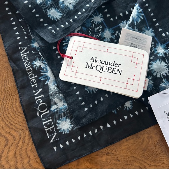 ALEXANDER McQUEEN NWT Navy/Sky Blue CA Solarized Floral Co Se BRAND NEW scarf - Picture 4 of 6
